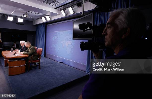Secretary of Defense Robert M. Gates and Vice Chairman, Joint Chiefs of Staff Gen. James Cartwright participate in a briefing at the Pentagon on...