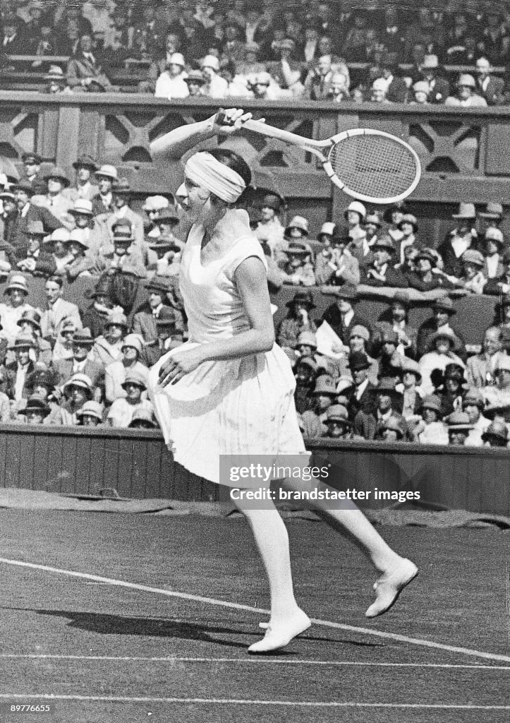 Suzanne Lenglen during a match in Wimbledon. Photograph. Around 1920/30.