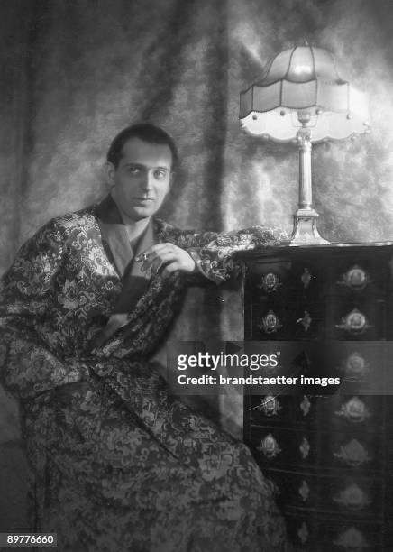 The actor Rudolf Doering in his bath robe. Photograph by Manasse. Around 1930.