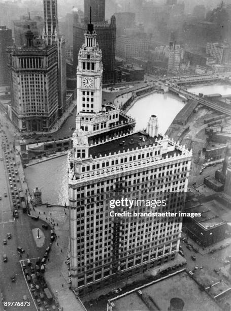 The Wrighley-Building in Chicago. Photograph. Around 1935.