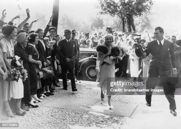 Marriage of Max Schmelding with the screenactress Anny Ondra. Greeting of the bridal couple in front of the register office at the Place...