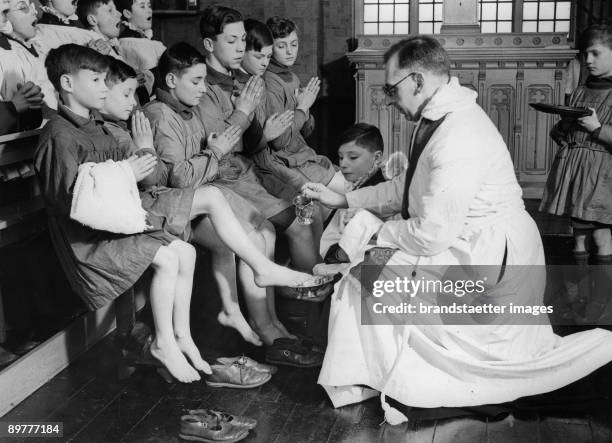 Easter: Ritual foot-washing on Maundy Thursday. England. Photograph. Around 1930.