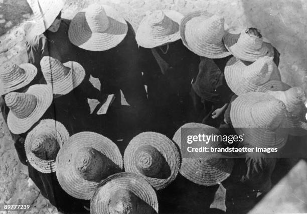 This amusing photo was recorded in Mexico and shows a group of Portuguese children with big straw hats, who hold a private conversation. Photograph....