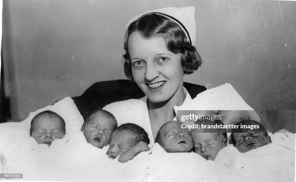 Two sleeping sets of triplets in the Lewis Memorial Hospital in Chicago. The triplets on the left side are two girls and one boy, the triplets on the right side are three boys. Photograph. Around 1935.