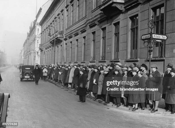 Cabinet crisis, Weimar Republic. People are waiting in front of the Chancellery of the Reich, where the Reich President lives. Photograph. 1932.
