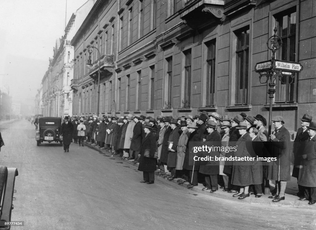 Cabinet crisis, Weimar Republic. People are waiting in front of the Chancellery of the Reich, where the Reich President lives. Photograph. 1932.