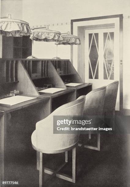 Secretarial pool in the first floor of the Sanitarium Purkersdorf. In: "Deutsche Kunst und Dekoration", Volume XVIII page 438. Photograph. 1906.