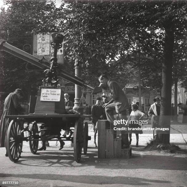 Sun spots. Taking a view through the telescope. Viennese Wurstelprater. Vienna. Lantern slide. Around 1920.