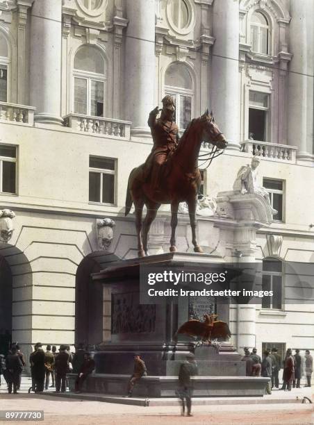The monument of the field marshal Radetzky in front of the war ministry on the Stubenring, the years before the monument was located on the square Am...