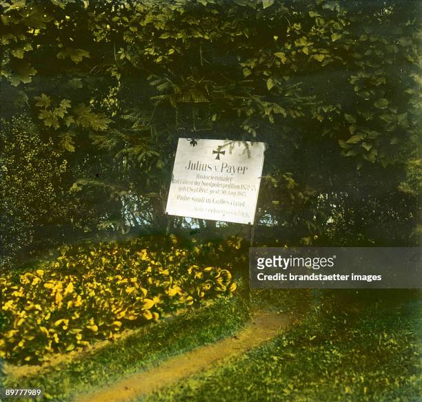 Honor grave in the Viennese central cemetery: tomb of Julius von Payer. Vienna, 11th district. Hand-colored lantern slide. Around 1915