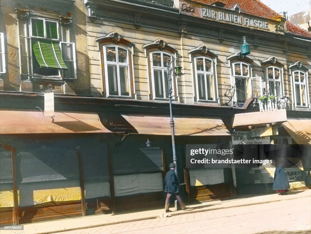 The famous tavern "Zur blauen Flasche" in the Neulerchenfelder Straße in the Viennese district Ottakring. Vienna, 16th district. Hand-colored lantern slide. Around 1910.