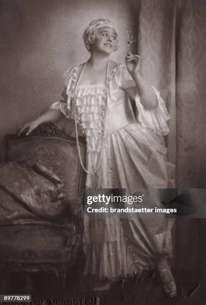 Lotte Lehmann as Manon Lescaut in "Manon Lescaut" by Giacomo Puccini. Photographie. Around 1925