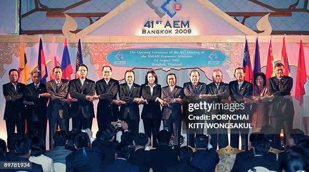 Group photo of Southeast Asian Economic Ministers Laos Industry and Commerce Minister Nam Viyaketh, Malaysia International Trade Minister Mustapa...