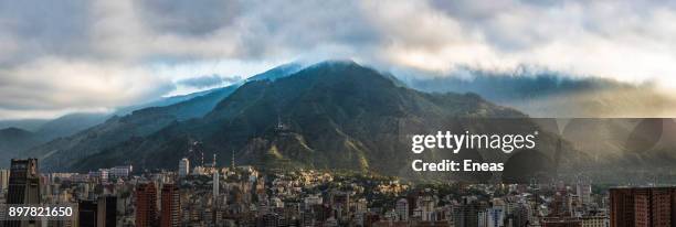 vista del ávila y caracas - avila caracas fotografías e imágenes de stock