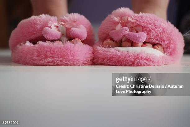 pink fuzzy slippers - pantoffel stockfoto's en -beelden