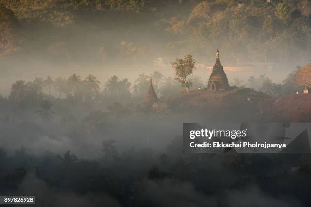 shwe taung pagoda viewpoint ,mrauk u, rakhine state, myanmar - cultura rakhine fotografías e imágenes de stock