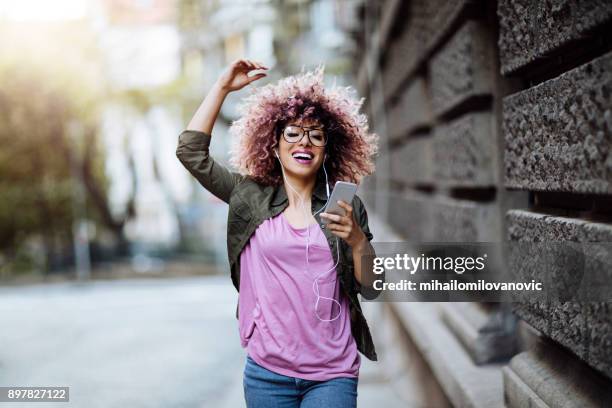 dansen in de straten van de stad - headphones woman stockfoto's en -beelden