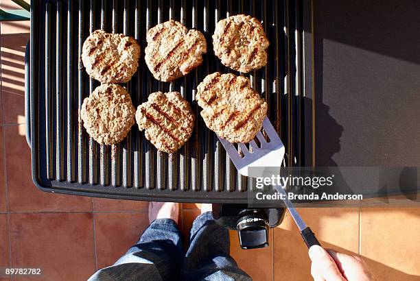 flip the burger - küchenspatel stock-fotos und bilder