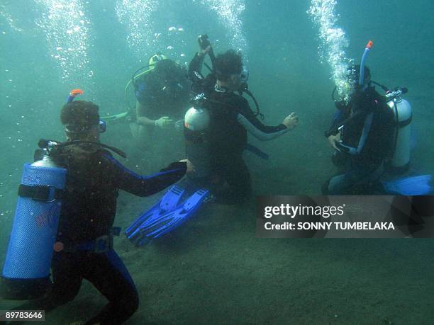 Group of Indonesian Marine divers explores the waters of Manado in north Sulawesi on August 14, 2009 in preparation for a mass dive of around 1,500...