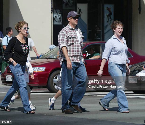 Actor Tom Hanks, his wife Rita Wilson and daughter Elizabeth Hanks walk down Broadway June 22, 2002 in Santa Monica, California.