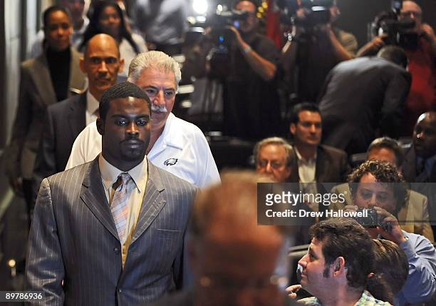 Michael Vick of the Philadelphia Eagles walks into an auditorium to get interviewed by the media on August 14, 2009 at the NovaCare Complex in...