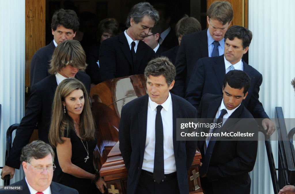 Kennedys, Dignitaries Attend Funeral For Eunice Kennedy Shriver
