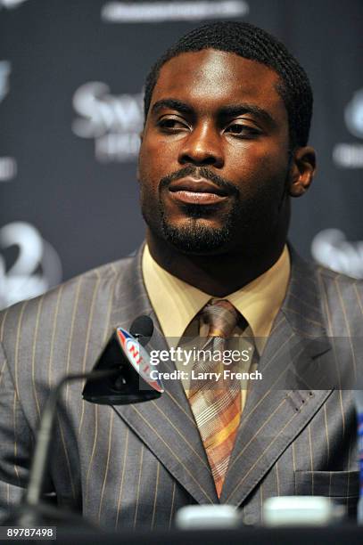 Michael Vick of the Philadelphia Eagles speaks at a press conference at the NovaCare Complex on August 14, 2009 in Philadelphia, Pennsylvania. Vick...