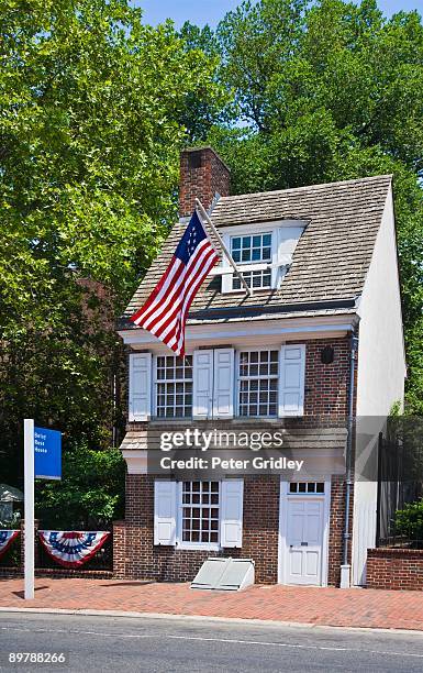 the betsy ross house, philadelphia, pennsylvania - betsy ross flag stockfoto's en -beelden