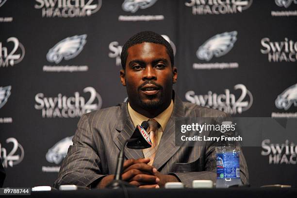 Michael Vick of the Philadelphia Eagles speaks at a press conference at the NovaCare Complex on August 14, 2009 in Philadelphia, Pennsylvania. Vick...