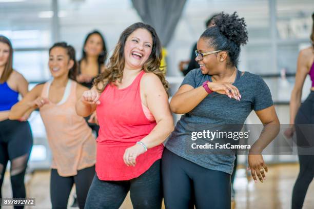 amigos bailando juntos - exercising fotografías e imágenes de stock