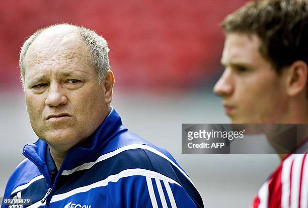 Ajax manager Martin Jol and defender Jan Vertonghen attend training on August 14, 2009. Ajax will play against PSV on August 16. AFP PHOTO / ANP ADE...
