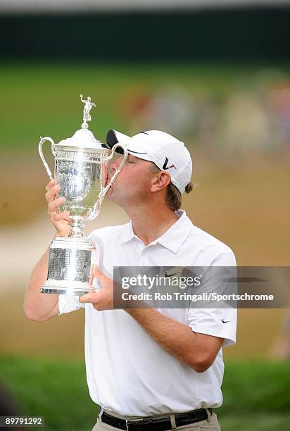 Lucas Glover of the USA kisses the US Open Trophy after winning the 109th U.S. Open on the Black Course at Bethpage State Park on June 22, 2009 in...