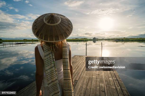 femme debout sur la jetée en bois lac envisage de lever du soleil, myanmar - ponton photos et images de collection