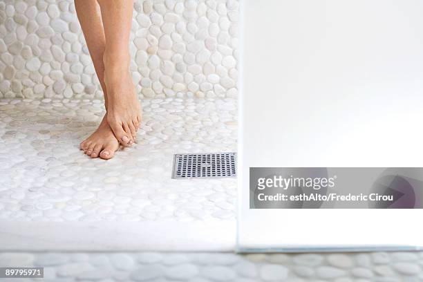 woman standing in shower, cropped view of feet - beautiful legs and feet fotografías e imágenes de stock