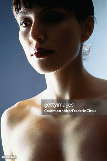 barechested woman looking away, low angle view - clavicle - fotografias e filmes do acervo