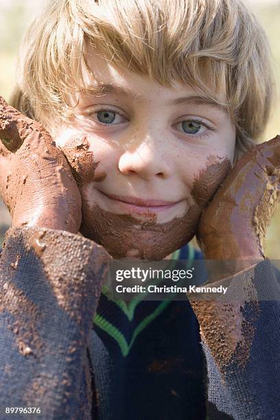 a young boy playing with mud - linda sandoval - fotografias e filmes do acervo