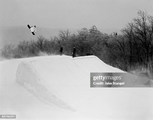 a snowboarder going over a jump, stratton, vermont, usa - großbildkamera stock-fotos und bilder