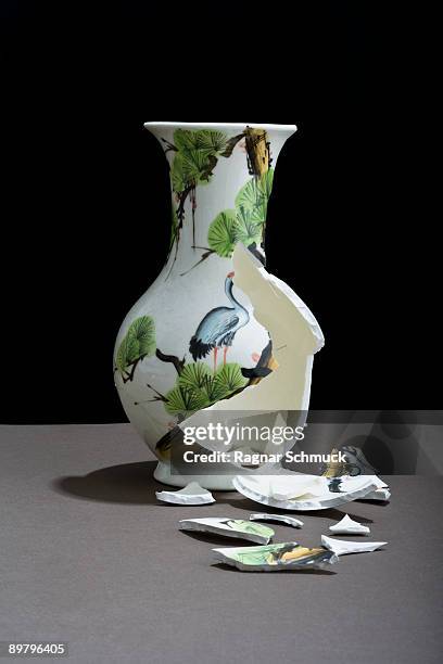a broken vase - vase stock-fotos und bilder