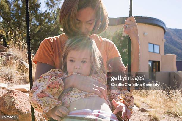 a mother and daughter on a swing together - linda sandoval - fotografias e filmes do acervo