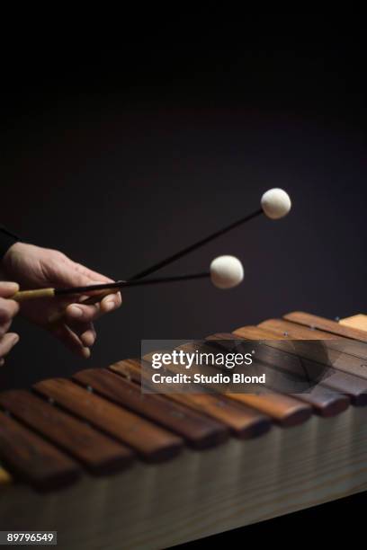 human hands playing a xylophone - xylofoon stockfoto's en -beelden