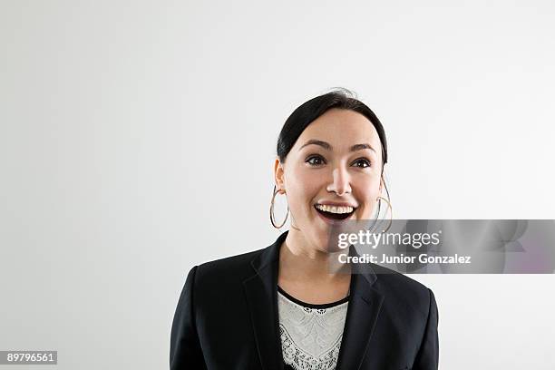 a businesswoman with a surprised facial expression, portrait - levantar las cejas fotografías e imágenes de stock
