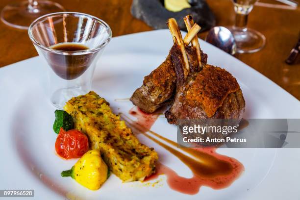 gourmet main entree course grilled rack of lamb - wildgeflügel fleisch stock-fotos und bilder