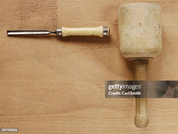 wooden mallet and chisel on a workbench - mallet hand tool 個照片及圖片檔