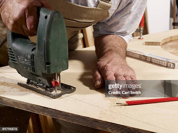 detail of a man using a jigsaw - serra tico tico serra elétrica - fotografias e filmes do acervo