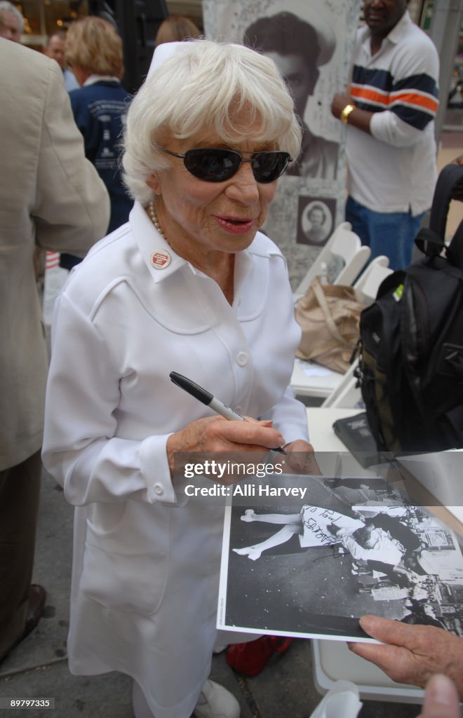 Edith Shain Re-enacts Famous Kiss In Times Square