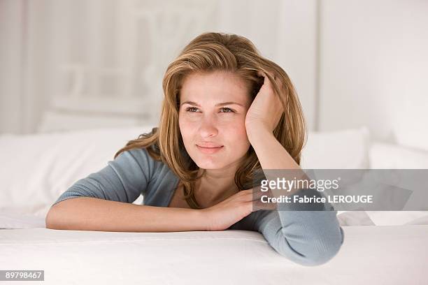 close-up of a woman thinking - mit ellenbogen gestützt stock-fotos und bilder