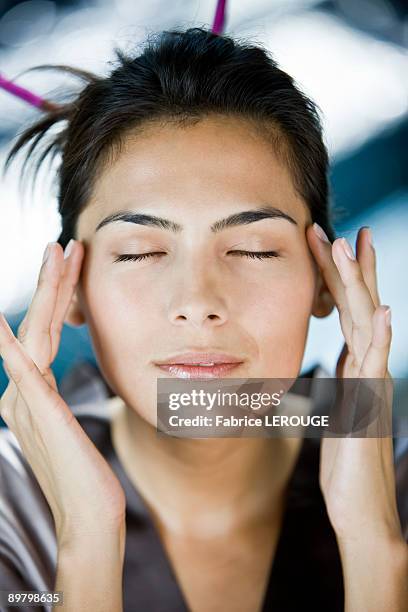 woman rubbing her temples - pressure point fotografías e imágenes de stock
