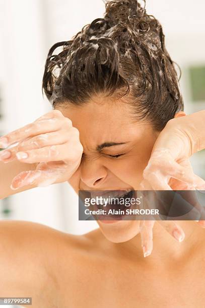close-up of a woman shouting with her eyes closed - lavarse el cabello fotografías e imágenes de stock