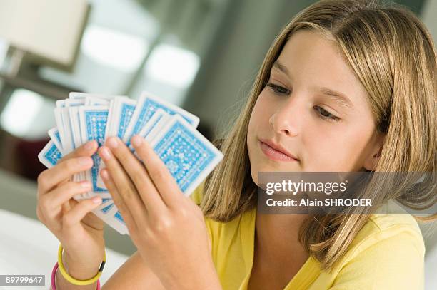 girl holding playing cards - cartas na mão imagens e fotografias de stock