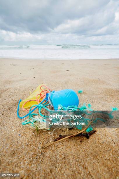 plastic garbage on the beach - pollution eau photos et images de collection